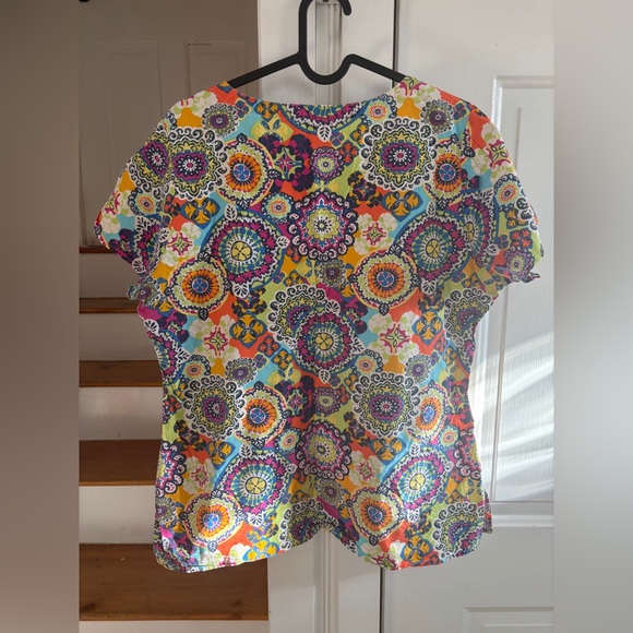 Vera Bradley Scrubs Top size Medium. Cotton, comfort, size Medium - Picture 3 of 3